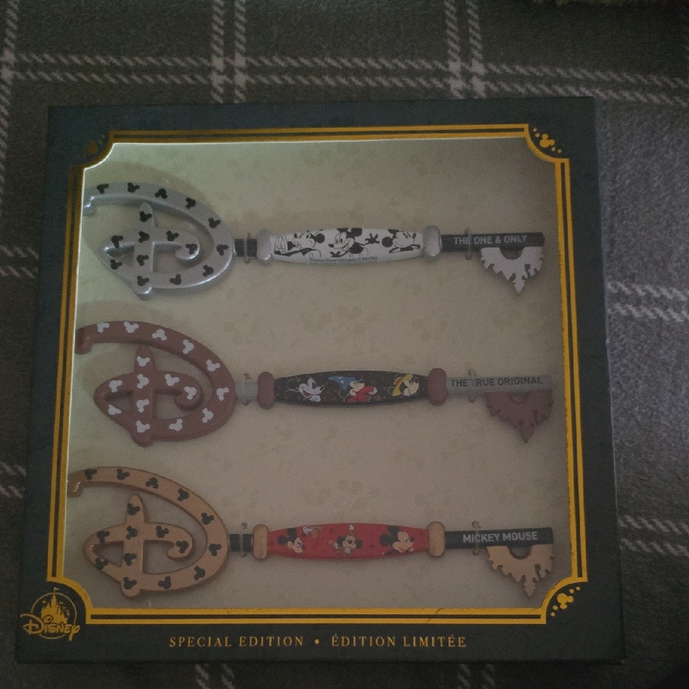Disney Store MICKEY MOUSE Through The Years Collectible Key Set